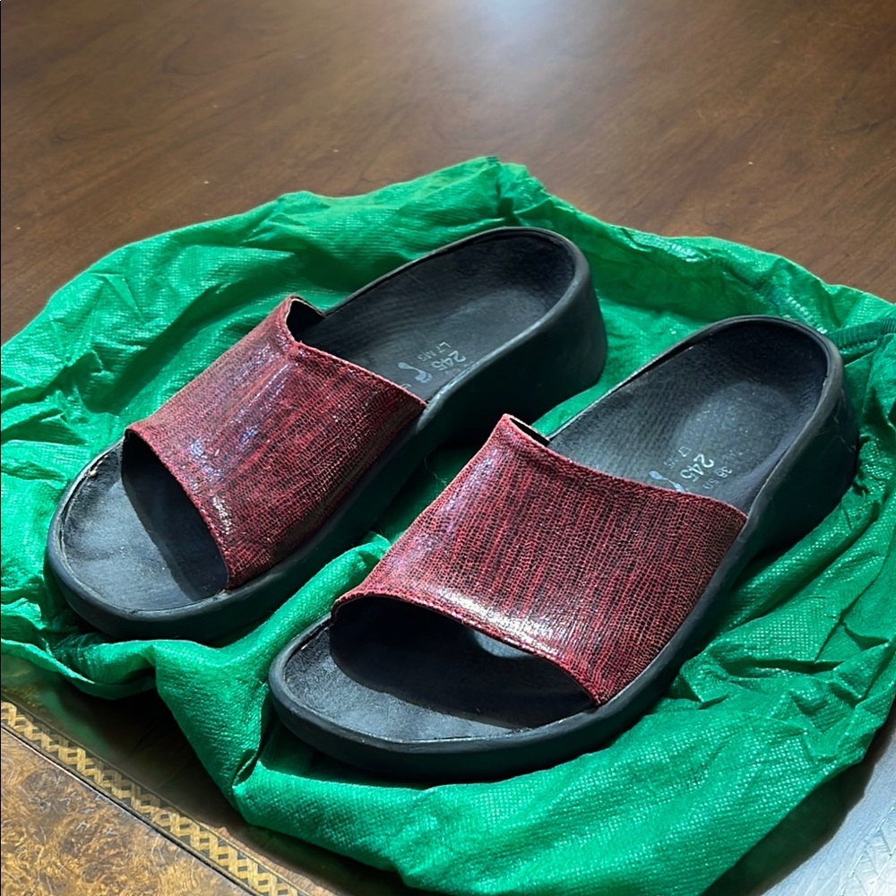 Tatami Slide by Birkenstock
  ( soft leather )